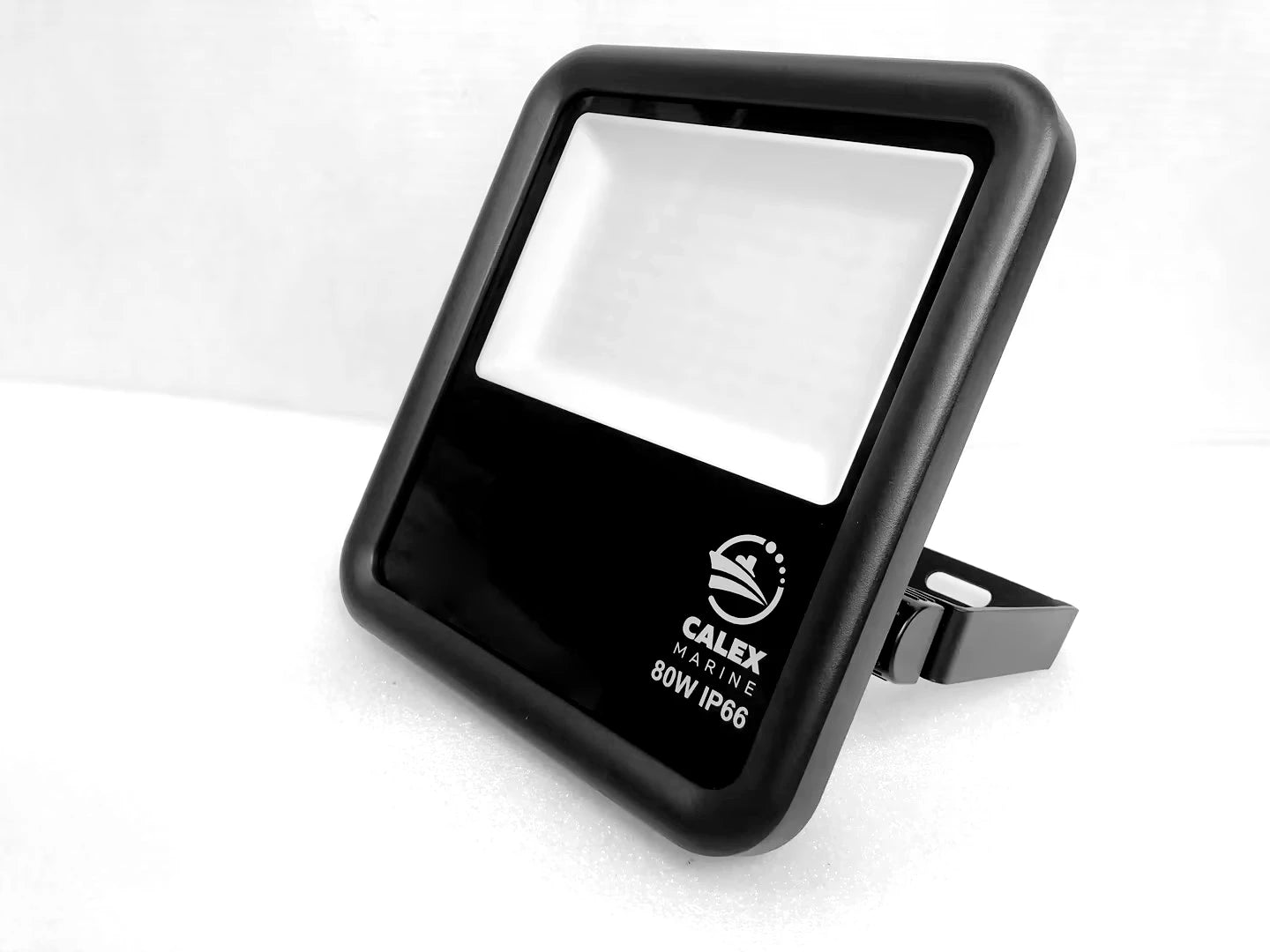 791825 | NE-101825 - Calex Marine LED Floodlight Type 100 - 100W = 80W 10800lm daylight 85-265V AC, IP66 with bracket
